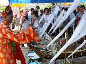 Lưu giữ truyền thống lễ Khao lề thề lính Hoàng Sa - 1 Lễ Khao lề thế lính Hoàng Sa. (Nguồn: TTXVN)