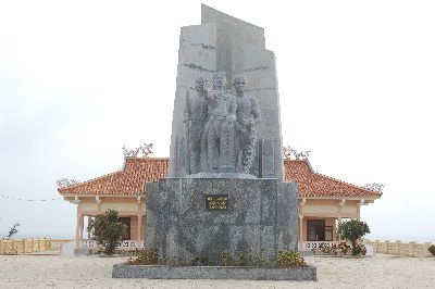 Lưu giữ truyền thống lễ Khao lề thề lính Hoàng Sa - 2 Tượng đài Hải đội Hoàng Sa ở Lý Sơn (Nguồn: TTXVN)