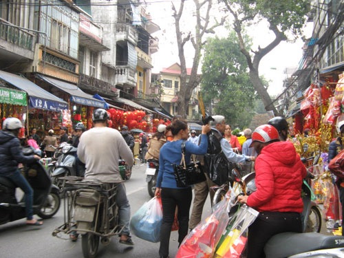 Nhiều người sắm cả chân dài cũng lễ ông Công, ông Táo