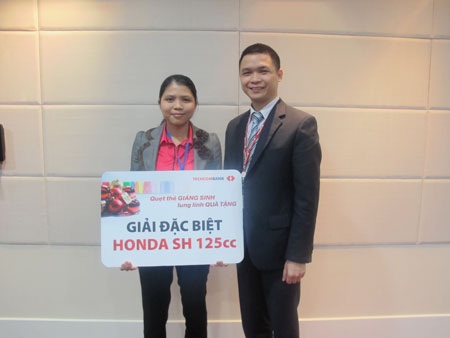 Techcombank trao giải thưởng chương trình "Quẹt thẻ giáng sinh, lung linh quà tặng" - 1 Giải đặc biệt được trao cho chị Mai Thị Tám