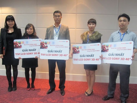 Techcombank trao giải thưởng chương trình "Quẹt thẻ giáng sinh, lung linh quà tặng" - 2 Các khách hàng nhận giải nhất từ Techcombank