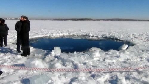Thiên thạch tạo hố sâu ở hồ băng Chebarkul (Nguồn: AFP)