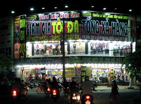 Cận Tết, săn hàng "bán rẻ như cho" - 1 Cận Tết, săn hàng bán rẻ như cho