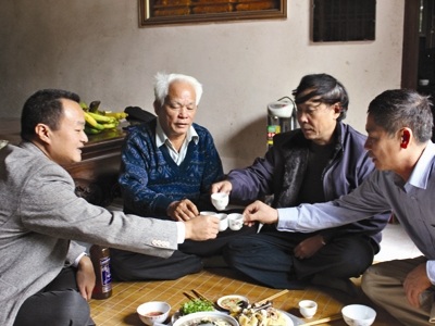 Tác giả (bìa trái) cùng Tướng Quắc và Việt Chiến tại nhà Tướng Quắc ở Thanh Hà. Ảnh: Trung Hiền.