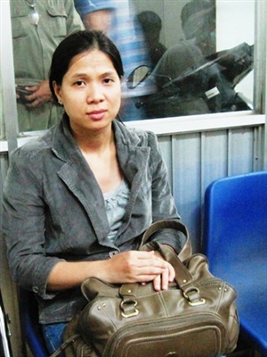 Vừa rút tiền lương đã gặp cướp - 1 Người bị hại Nguyễn Thị Tú Truyền và chiếc túi xách bị băng cướp nhí giật.