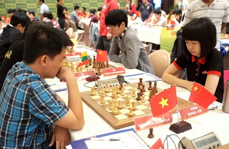 Nguyễn Đức Hòa vượt qua kỳ thủ Trung Quốc Wang Jue để vươn lên dẫn đầu sau 3 ván