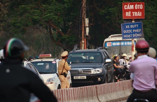 Tai hoạ từ cây gậy của cảnh sát - 2 Ảnh chụp tại ngã tư Trường Chinh - Tôn Thất Tùng (Hà Nội). Ảnh: Đăng Huỳnh