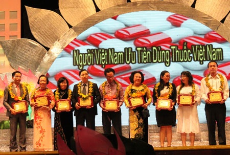 Nam Dược và sứ mệnh “trị Nam nhân” - 1 “Đại diện công ty Nam dược (ngoài cùng bên tay trái) được Bộ Y tế trao kỷ niệm chương”