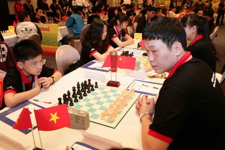 Kỳ thủ 11 tuổi tạo dấu ấn trong làng cờ Việt Nam - 1 Nguyễn Anh Khôi (trái) chơi ngang ngửa với đối thủ nặng ký của Trung Quốc
