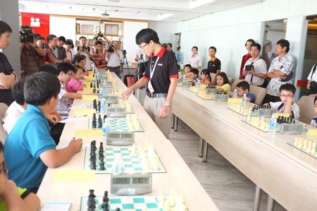 Lê Quang Liêm thi đấu đồng thời với 20 người trẻ yêu cờ vua