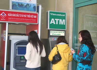 "Thu phí, chất lượng phục vụ ATM sẽ cải thiện" - 1 Việc thu phí giao dịch sẽ giúp các ngân hàng cải thiện chất lượng phục vụ ATM?