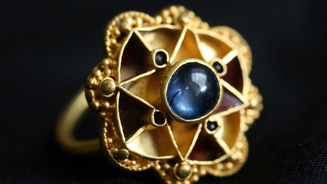 Viên saphia trên chiếc nhẫn có lẽ đã được tạo tác từ trước đó có thể trong thời La Mã. Ảnh: Foxnews