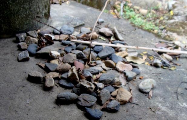 Những hòn cuội dưới chân cầu do những người từng lấy ở suối Giải Oan, mang trả lại.