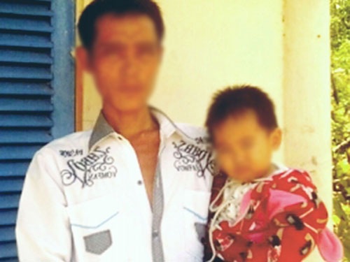 Mẹ bỏ con 20 tháng tuổi đi lấy chồng Hàn Quốc? - 1 Cha con anh Phương ngày ngày trông ngóng chị Ái trở về.