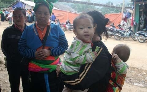 Bi kịch sau những đêm "ngủ thăm" của sơn nữ - 2 Những cô gái, chàng trai miền sơn cước chỉ 14-15 tuổi đã ngủ thăm.