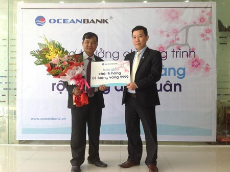 Doanh nhân may mắn và câu chuyện về đầu tư trong "bão" - 1 Anh Lương Xuân Bình (trái) nhận giải thưởng từ đại diện OceanBank