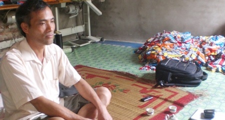 Người bắt rắn vui vẻ với một chú rắn cạp nia vừa bắt được.