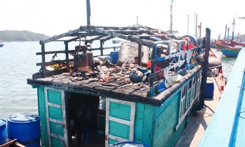 Trung Quốc không xác nhận nổ súng vào tàu cá Việt Nam - 1 Tan hoang tàu cá Việt bị tàu Trung Quốc bắn