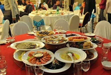 Các đại biểu TQ tham dự một kỳ họp quốc hội không tiệc tùng.