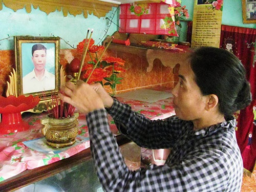 Bi kịch đời phu trầm - 2 Chị Mai Thị Toan bên bàn thờ chồng, phu trầm Nguyễn Văn Điền