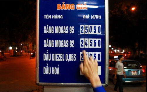 Người dân bất ngờ vì giá xăng tăng kỷ lục.