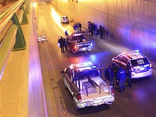 Cảnh sát và cơ quan pháp y làm việc tại hiện trường