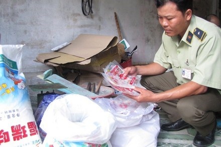  Lực lượng quản lý thị trường xử lý cơ sở sang chiết bột ngọt Trung Quốc