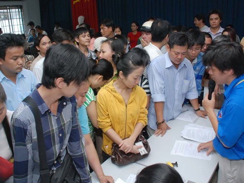 Thất nghiệp nhiều quá: “Cái chết” được báo trước! - 1 Người lao động đăng ký tìm việc tại Trung tâm Giới thiệu Việc làm TPHCM. Ảnh: TẤN THẠNH