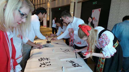 Những hoạt động bên lề mang lại cơ hội giao lưu, trao đổi thông tin tốt cho các sinh viên