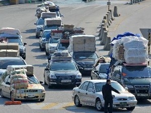 Hàn Quốc hỗ trợ doanh nghiệp bị thiệt hại ở Kaesong - 1 Xe của công nhân Hàn Quốc chở hành lý rời khỏi khu công nghiệp chung Kaesong. (Nguồn: YONHAP/TTXVN)