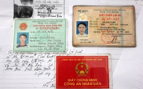 Xuất ngũ khi thẻ công an đang ở tiệm cầm đồ - 1 Thẻ ngành, CMND, bằng lái…, Tuấn dùng dùng để cắm vay tiền khi vẫn đang còn là công an.