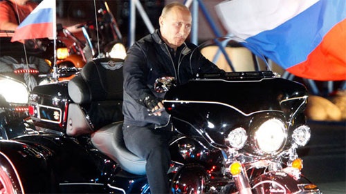 Tổng thống Nga Putin bị nhầm lẫn là tội phạm - 1 Tổng thống Nga Vladimir Putin rất thích đi mô tô phân khối lớn. Ảnh: RT