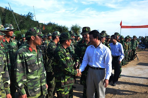 Lính đảo Việt Nam tập đánh địch đổ bộ - 1 Lãnh đạo huyện Lý Sơn và các lực lượng tham gia buổi diễn tập