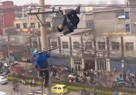 Say rượu, vắt vẻo đánh đu trên…dây điện cao áp - 1 Người đàn ông say rượu đu dây cực kỳ nguy hiểm