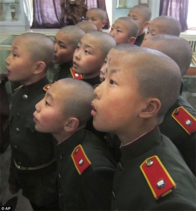 “Đột nhập” trường đào tạo chiến binh nhí của Triều Tiên - 1 Các chiến binh nhí của Triều Tiên. Ảnh: AP