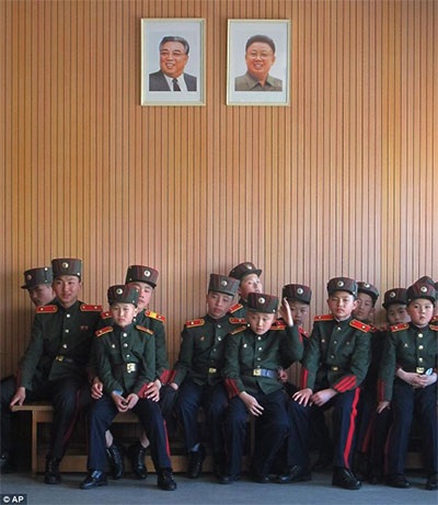 “Đột nhập” trường đào tạo chiến binh nhí của Triều Tiên - 3 Ngoài các môn quân sự, các bạn nhỏ còn được học thêm nhiều môn văn hóa. Ảnh: AP