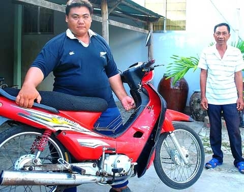 Chàng trai 120kg tự nổi trên sông