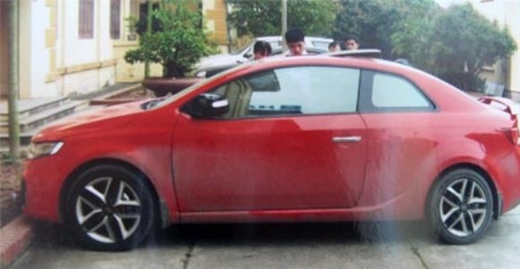 Dùng ôtô làm lá chắn, 2 nhóm côn đồ vãi đạn vào nhau - 2 Xe ô tô của Dũng cư bị hỏng khá nặng