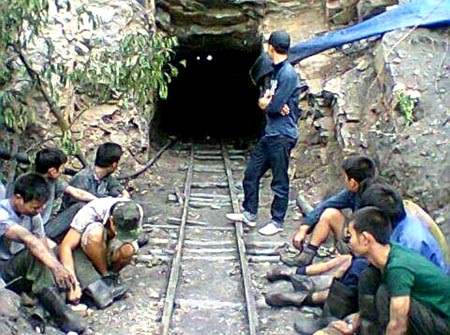 Bắt giữ 15 “thổ phỉ” cố thủ trong lò than - 1 Sau một thời gian “cố thủ” trong lò than, Luật cùng đồng bọn đã phải chui ra cho tay vào còng số 8.