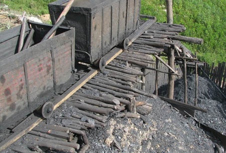 Bắt giữ 15 “thổ phỉ” cố thủ trong lò than - 2 Xe goòng “thổ phỉ” tự chế để vận chuyển than từ lò than ra ngoài.