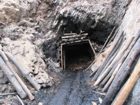 Bắt giữ 15 “thổ phỉ” cố thủ trong lò than - 3 Toàn bộ 36 lò than trái phép bị đánh sập bằng mìn và máy xúc.