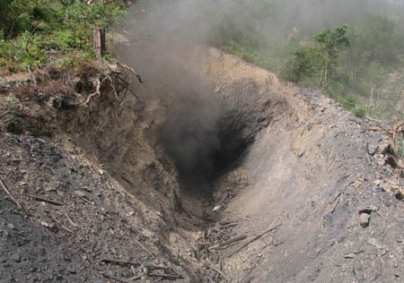 Bắt giữ 15 “thổ phỉ” cố thủ trong lò than - 4 Toàn bộ 36 lò than trái phép bị đánh sập bằng mìn và máy xúc.