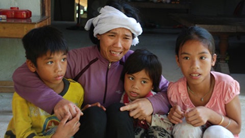 Phối hợp với Lào truy bắt đối tượng giết người đi tìm trầm - 1 Vợ con anh Trần Văn Trị. một trong 5 nạn nhân