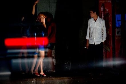 Manh nha du lịch sex ở Myanmar - 1 Gái mại dâm đứng đường ở Rangoon, Myanmar.