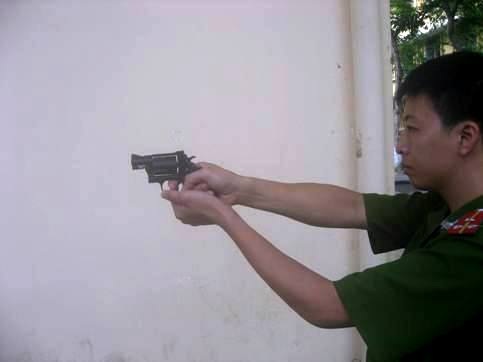 Hà Nội trang bị súng bắn đạn cao su đa năng cho Cảnh sát khu vực - 2 Sau khi được tập huấn, mỗi CSKV được cấp một giấy phép sử dụng súng