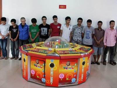 Máy đánh bạc “Sư tử” tàn phá miền quê - 2 Một vụ đánh bạc bằng máy Sư tử bị công an Hà Nội triệt phá tháng 10 năm ngoái.