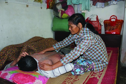 Căn bệnh khiến da 3 anh em nhà họ Trương luôn kết thành vảy, rơi lả tả.