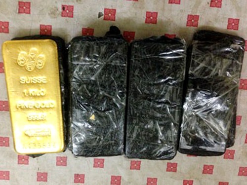 Bắt giữ 10kg vàng nghi nhập lậu từ Trung Quốc - 1 Những thỏi vàng thu giữ trong vụ nghi nhập lậu vàng bị phát hiện ở TP Móng Cái