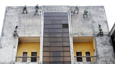 Đoàn đặc công biệt động 1 luyện tập chống khủng bố. .