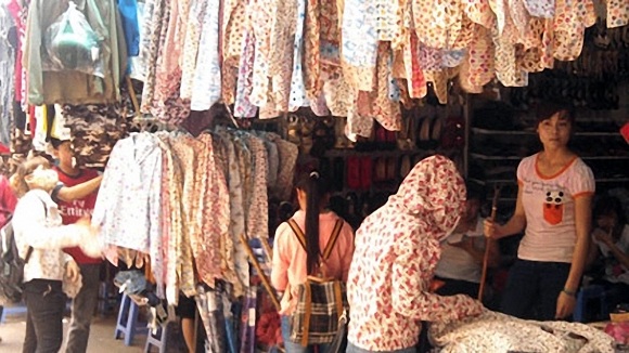 Những cửa hàng áo chống nóng, khẩu trang đông khách hơn trong đợt nắng nóng